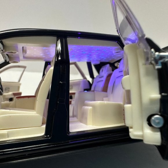 1:24 Rolls-Royce Phantom Metal Diecast  Black WITH LEDS Roll-Back - Picture 6 of 9